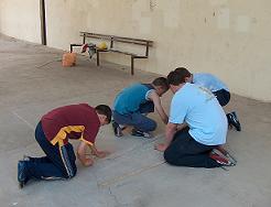 Alumnos trazando una figura en el suelo