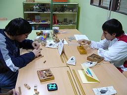 Dos alumnos resolviendo juegos de ingenio