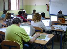 Alumnos del curso Iniciaci�n a la red Internet trabajando frente al ordenador